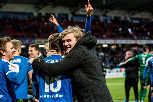 Halmstads spelare jublar med supportar