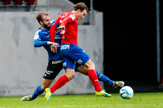 Halmstads Jesper Westerberg försöker stoppa Helsingborgs
