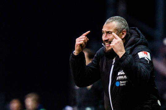 Helsingborgs manager Henrik Larsson gestikulerar