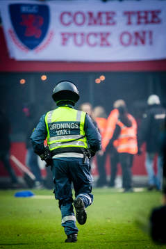 Ordnngsvakt springer på planen