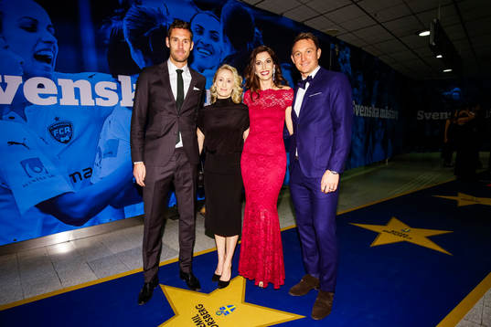 Andreas Isaksson och Kim Källström i sällskap fruar