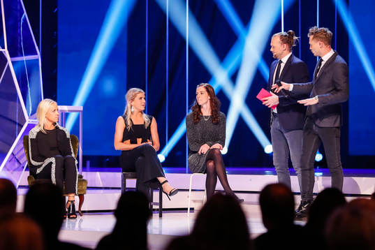 Peter Brynolf och Jonas Ljung trollar med Lotta Schelin,