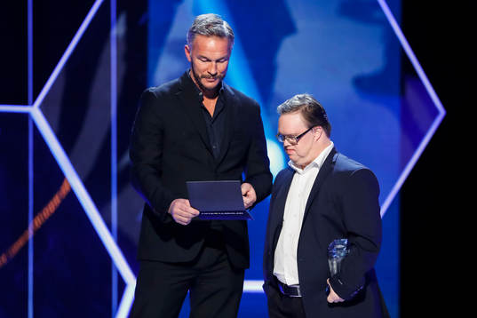 Patrik Andersson och Mats Melin , Skådespelare delar ut