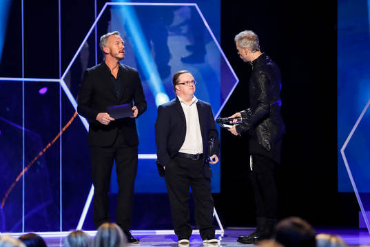 Patrik Andersson och Mats Melin , Skådespelare delar ut