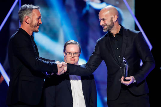 Stefan Johannesson  tar emot priset för Årets domare av