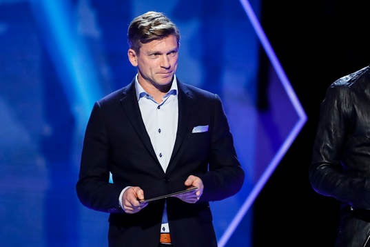 Jesper Blomqvist delar ut priset till Årets mittfältare