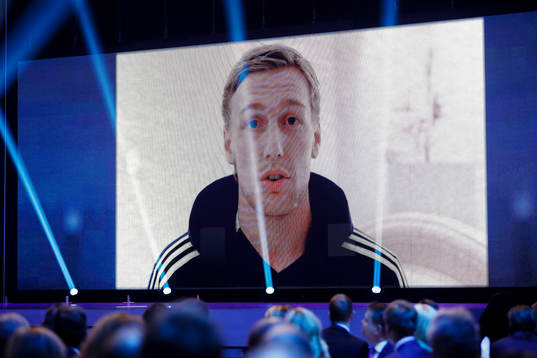Emil Forsberg, årets manliga mittfältare, med en