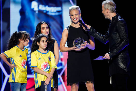 Lisa , Susanne och Simona från fotbollsklubben Ronja delar