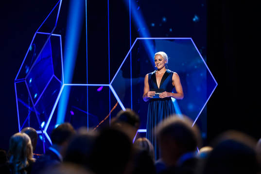 Sarah Sjöström får stående ovationer när hon ska dela