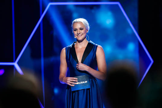 Sarah Sjöström får stående ovationer när hon ska dela