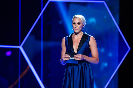 Sarah Sjöström delar ut priset till årets målvakt