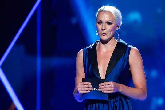 Sarah Sjöström delar ut priset till årets målvakt