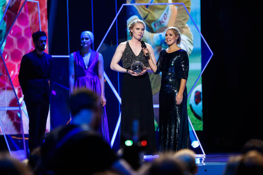 Sarah Sjöström delar ut priset till årets målvakt
