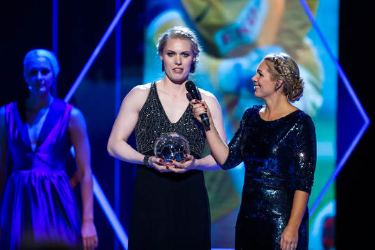 Sarah Sjöström delar ut priset till årets målvakt