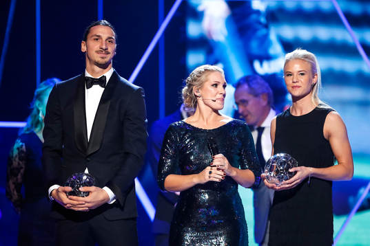 Programledare Anna Brolin med Årets forward Zlatan