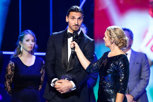 Programledare Anna Brolin med Årets forward Zlatan