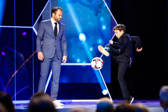 David Hellenius med sonen Leo delar ut priset för Årets