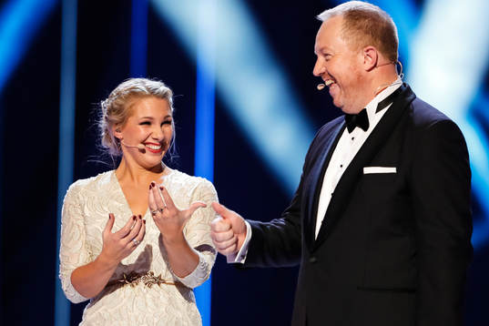 Programledarna Anna Brolin och Anders Jansson