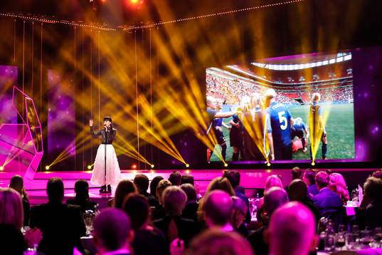 Laleh uppträder med Svenska damlandslaget