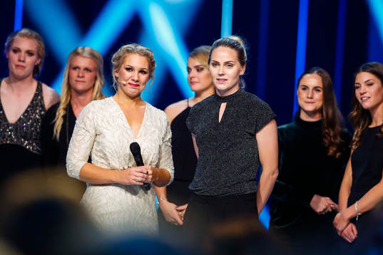Programledare Anna Brolin och Lisa Dahlkvist  med Svenska
