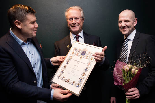 Stefan Nordahl räcker över Gunnar Nordahl-stipendiet till