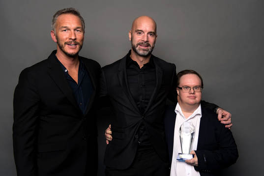 Årets manliga domare Stefan Johannesson (mitten) med