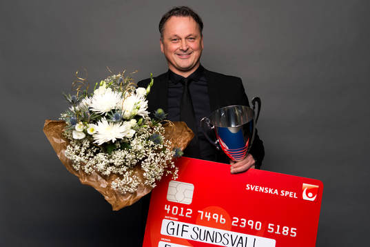 Urban Hagblom, sportchef i GIF Sundsvall med checken för