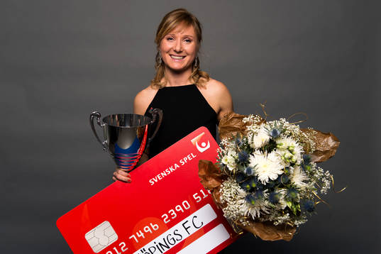 Maria Hagström, Linköping, med checken för årets Fair