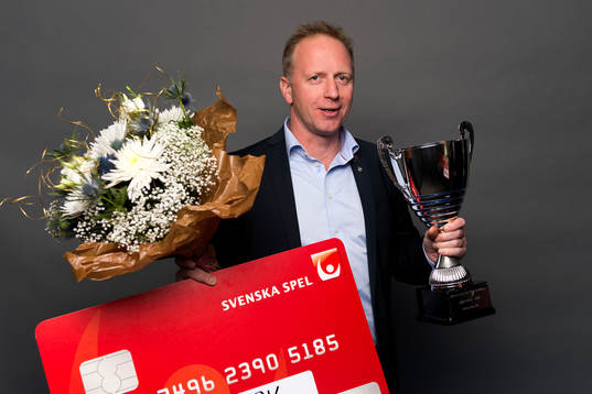 Tony Karlsson, ordförande Halmstad BK, med checken för