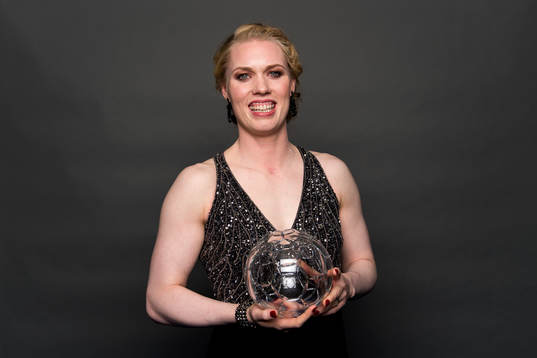 Hedvig Lindahl med priset för årets målvakt