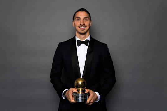 Zlatan Ibrahimovic med sin 11e guldboll