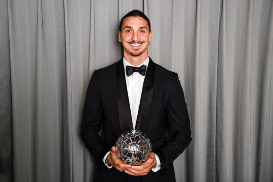 Zlatan Ibrahimovic med priset för Årets Forward