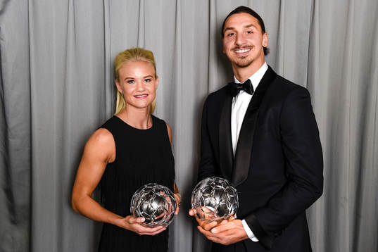 Pernille Harder och Zlatan Ibrahimovic med priset för