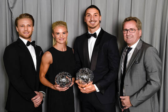 Pernille Harder och Zlatan Ibrahimovic med priset för