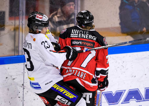 Piteås Isak Pantzare tacklar Asplövens Anton Grundström