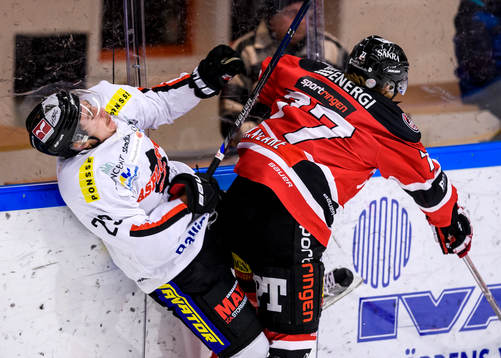 Piteås Isak Pantzare tacklar Asplövens Anton Grundström