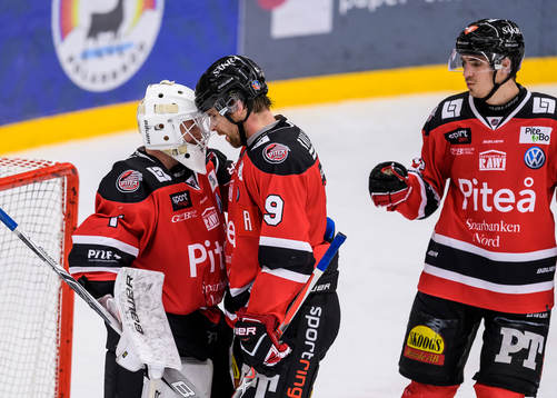 Piteås målvakt Joel Vännström och Olof Lundberg jublar