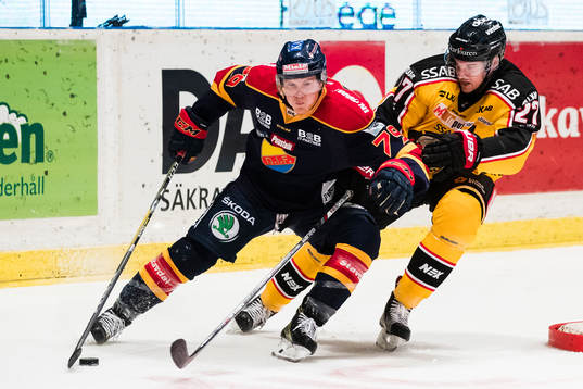 Djurgårdens Patrik Lundh håller undan Luleås Brendan