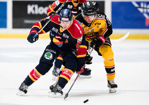 Djurgårdens Markus Ljungh håller undan Luleås Petter