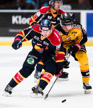 Djurgårdens Markus Ljungh håller undan Luleås Petter