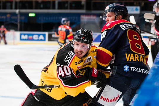 Luleås Kael Mouillierat i en närkamp med Djurgårdens