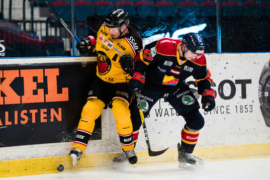 Luleås Jan Sandström i kamp om pucken med Djurgårdens