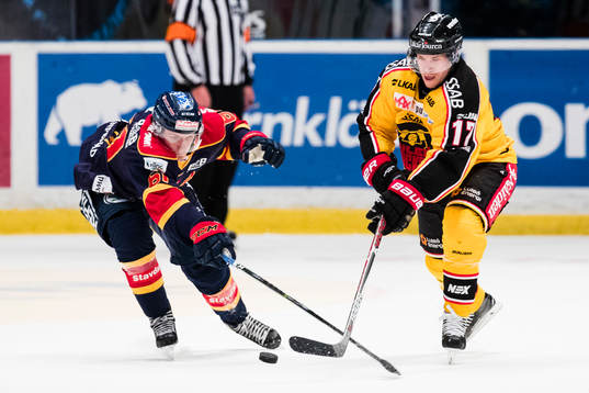 Djurgårdens Markus Ljungh i kamp om pucken med Luleås