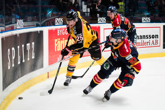 Luleås Anton Hedman i kamp om pucken med Djurgårdens Jeff