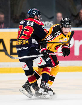 Djurgårdens Linus Hultström och Luleås Jacob Lagacé