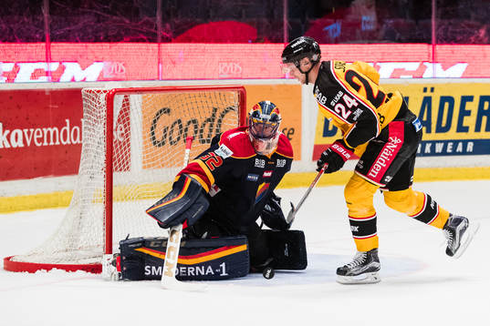 Djurgårdens målvakt Mikael Tellqvist räddar en straff