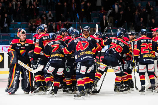 Djurgårdens målvakt Mikael Tellqvist (v) och hans