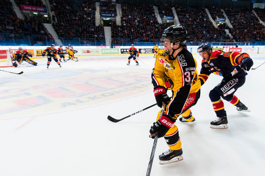 Luleås Isac Lundeström jagas av Djurgårdens Calle