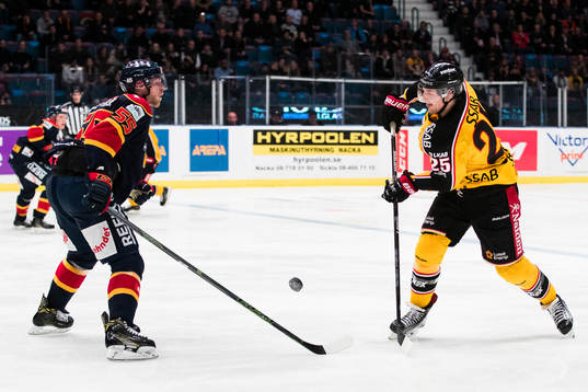 Djurgårdens Alexander Urbom täcker ett skott från