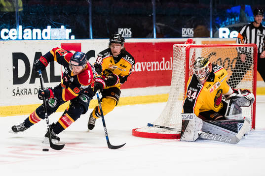 Djurgårdens Markus Ljungh försöker ta rig runt Luleås
